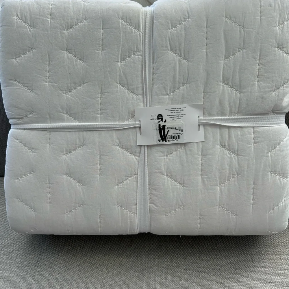 Parachute NWT Soft stitch organic cotton quilt